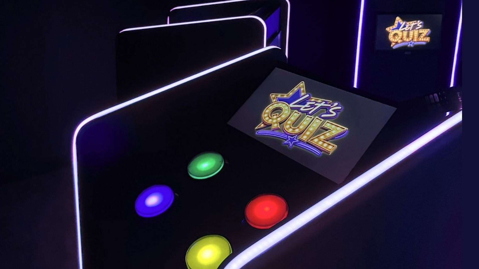 Stanowisko gracza Let's Quiz z podświetleniem LED i ekranem z logo